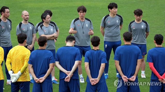 지시사항 전달하는 홍명보 감독