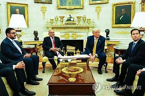 트럼프 미국 대통령(오른쪽에서 두번째), 빈 하마드 바레인 총리와 회담
