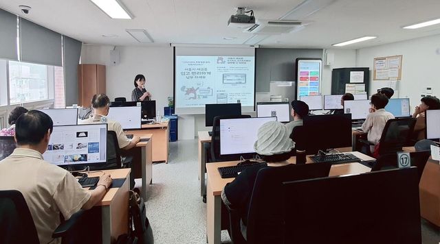 난곡동 정보화 교육장에서 온라인 세금 납부 방법을 배우는 어르신들
