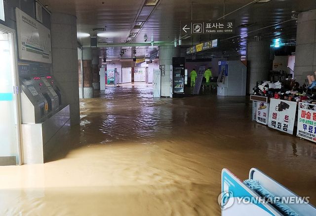 물에 잠긴 광주 상무역