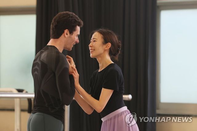(서울=연합뉴스) 강민지 기자 = '2022 에투알 갈라' 무대를 앞둔 발레리나 박세은과 발레리노 폴 마르크가 25일 오후 서울 광진구 세종대 용덕관에서 작품 '로미오와 줄리엣'을 시연하고 있다. 2022.7.25 mjkang@yna.co.kr