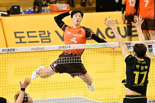 스파이크하는 OK저축은행의 김웅비(중앙)