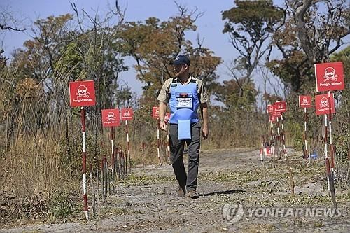 16일(현지시간) 앙골라 지뢰 제거 현장 걷는 영국 해리 왕자