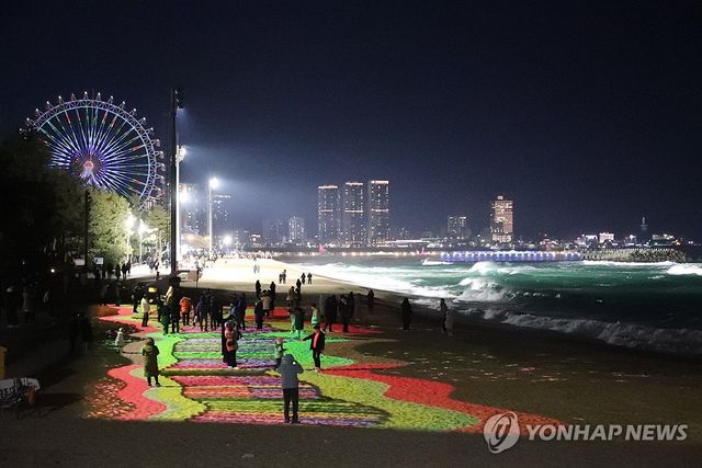 모래사장 위 미디어아트…'빛의 바다, 속초'