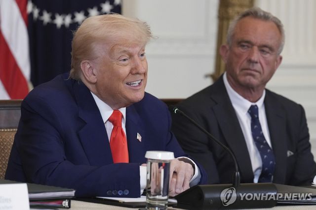 도널드 트럼프 미국 대통령과 로버트 F. 케네디 주니아 미국 보건부 장관 [AP 연합뉴스 자료사진. 재판매 및 DB 금지]