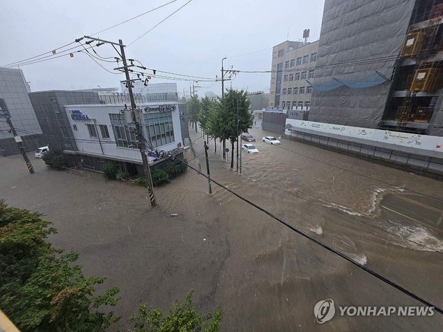 극한 호우에 물에 잠긴 도심