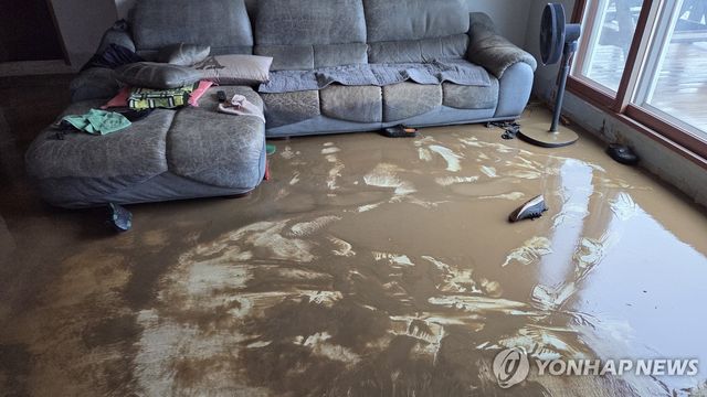 물 폭탄에 집 거실도 난장판