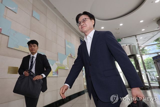 인사청문회 사무실 첫 출근하는 김정관 후보자