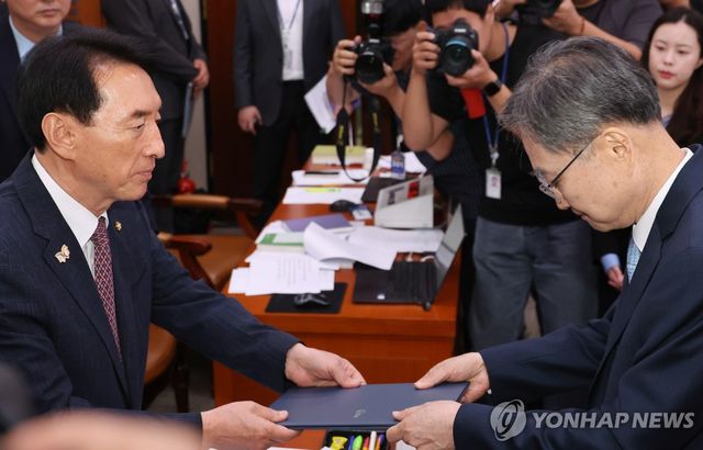 선서문 제출하는 조현 외교부 장관 후보자