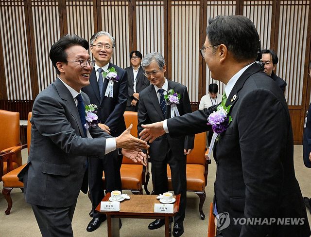 인사 나누는 우원식 국회의장-김민석 국무총리