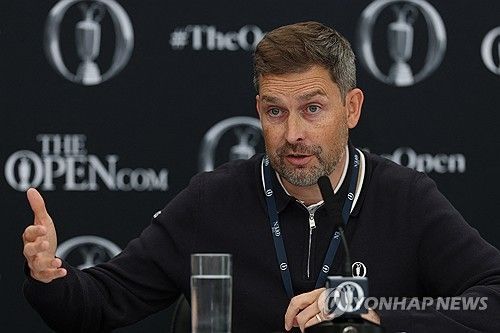 기자회견 하는 R&A 다본 최고경영자.