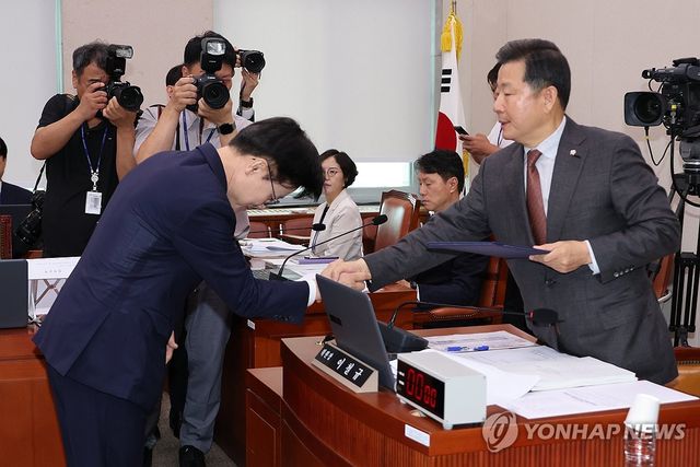 선서문 전달하는 김정관 산업통상자원부 장관 후보자