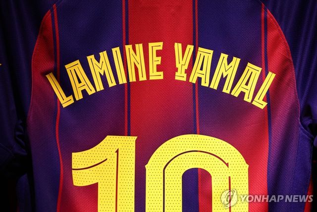 등번호 10이 새겨진 라민 야말의 바르셀로나 유니폼.
