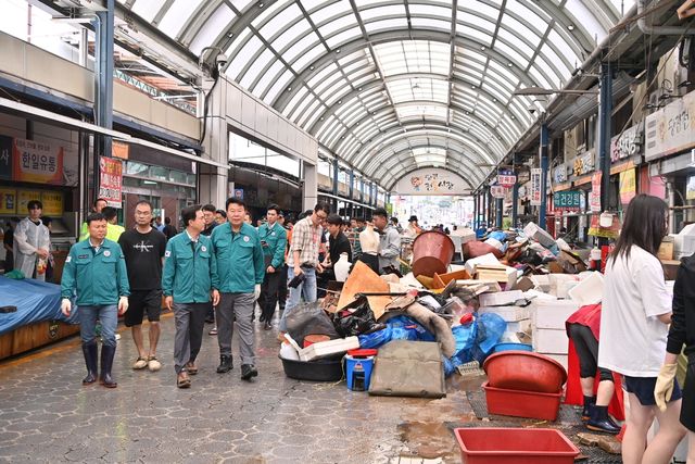 당진 어시장 폭우 피해현장 찾은 김태흠 충남지사