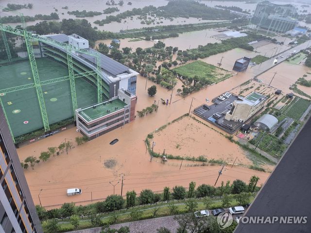 폭우에 잠긴 광주 도로