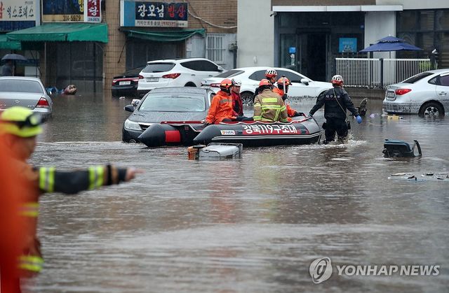 인명 수색하는 119구조대