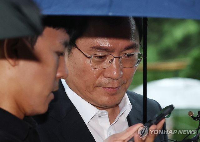 김건희 특검 조사 출석하는 윤창호 전 한국증권금융 사장