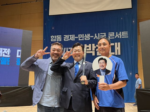 당원과 사진 찍는 박찬대 당 대표 후보