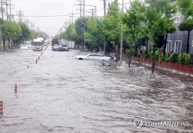 물에 잠긴 광주 도로
