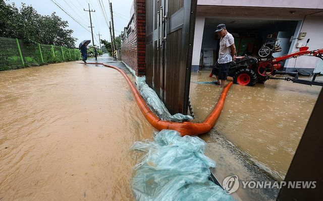 마당까지 차오른 빗물