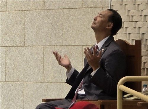 기도하는 모스 탄