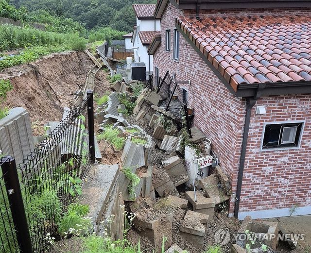 옹벽 무너진 주택