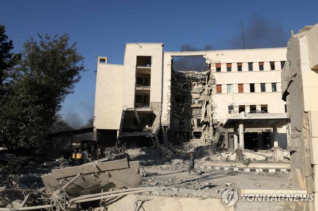 이스라엘군 공습으로 부서진 시리아 국방부·군 본부 건물