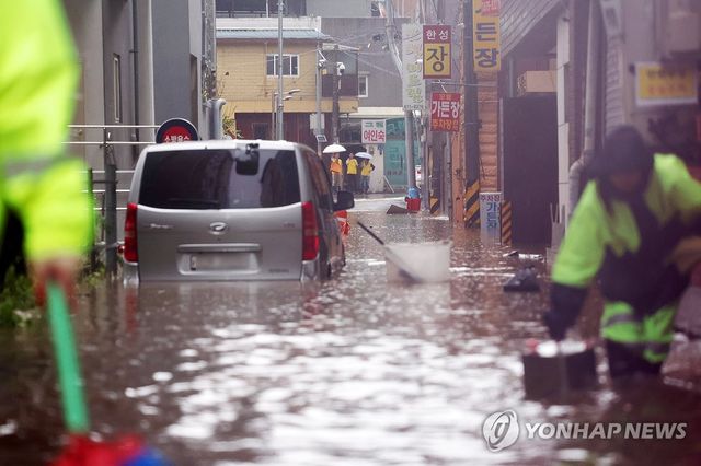 '호우경보' 광주 백운광장 상가 침수