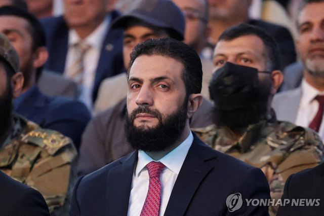 군복을 벗고 친서방 노선을 걷고 있는 지하디스트 출신 시리아 통치자 아메드 알샤라 [로이터 연합뉴스 자료사진. 재판매 및 DB 금지]