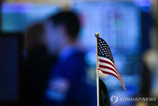 미국 증시 현장의 작은 성조기 [자료 사진] 