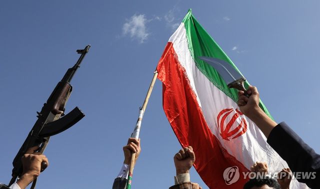 이란 국기와 무기를 든 예멘 반군 지지자들 