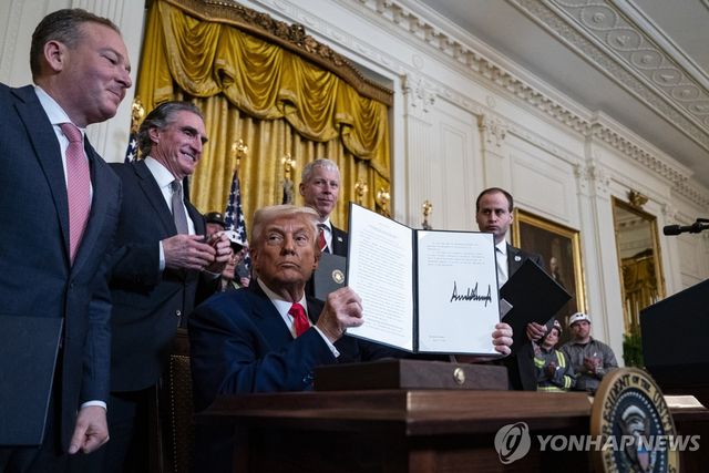 지난 4월 석탄 활성화 행정명령 서명한 트럼프 대통령