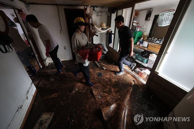 아수라장 된 침수 피해 가구