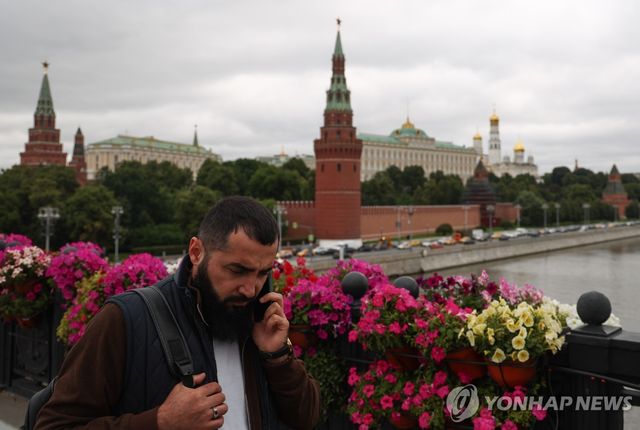휴대전화 사용하는 모스크바의 한 남성