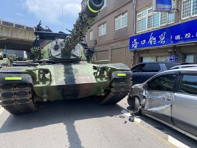대만 한광훈련 중 타오위안시에서 발생한 전차와 승용차 충돌 사고