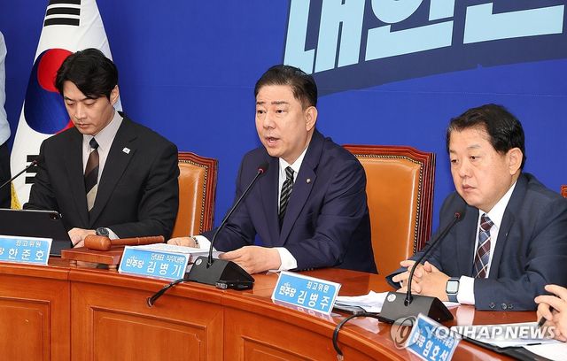 최고위원회의에서 발언하는 김병기 당 대표 직무대행
