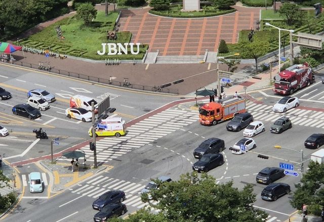 교차로 먼저 통과하는 구급차와 소방차