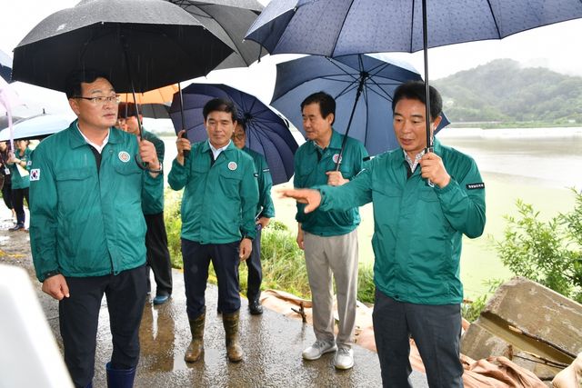 함안군 집중호우 현장 살피는 최학범 경남도의회 의장(오른쪽)