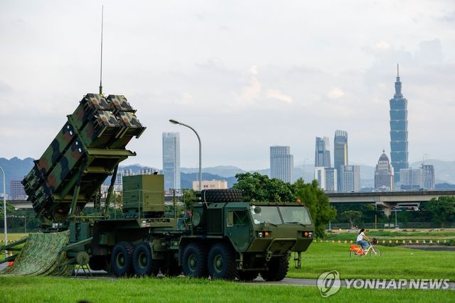 대만 연례 군사훈련 기간 타이베이시 강변 공원에 이동배치된 패트리엇 미사일 시스템 