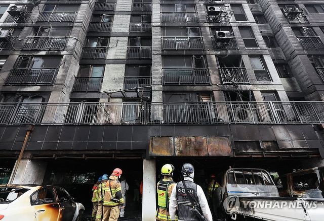 화재 현장 살펴보는 관계자들