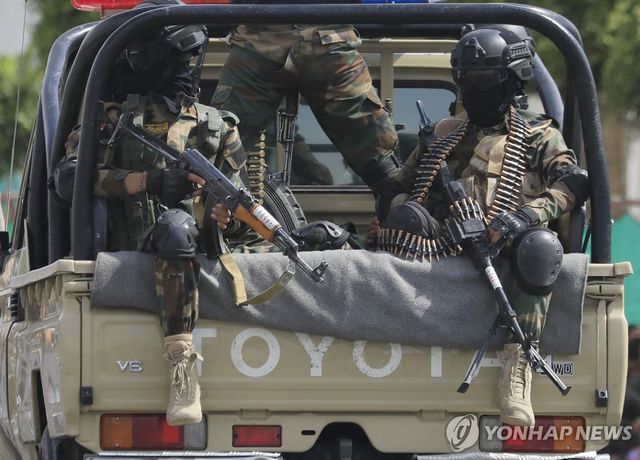 순찰 중인 예멘 후티 반군 대원들