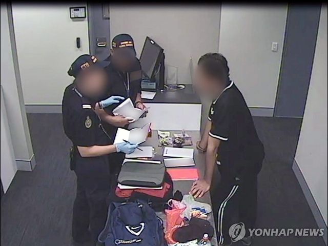 호주 공항 당국의 검역[EPA] 