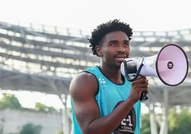 나이지리아계 홍콩인 축구선수인 마이클 우데불루조르