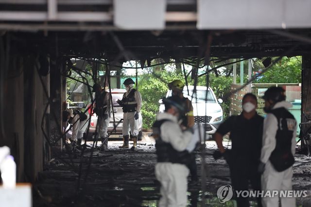 화재 현장 살펴보는 관계자들