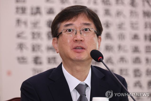 답변하는 오영준 헌법재판관 후보자