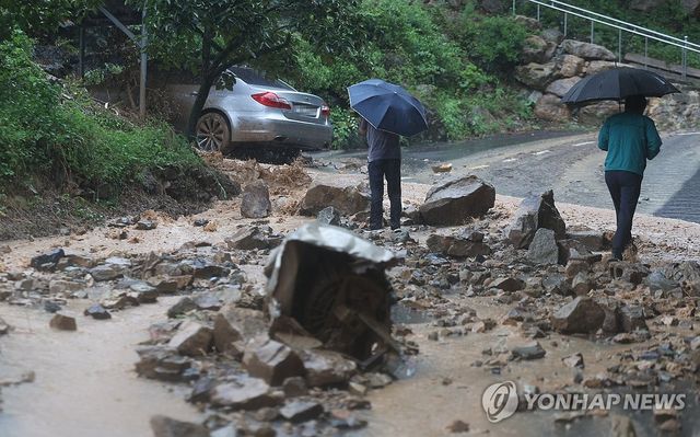 산사태 발생한 민가