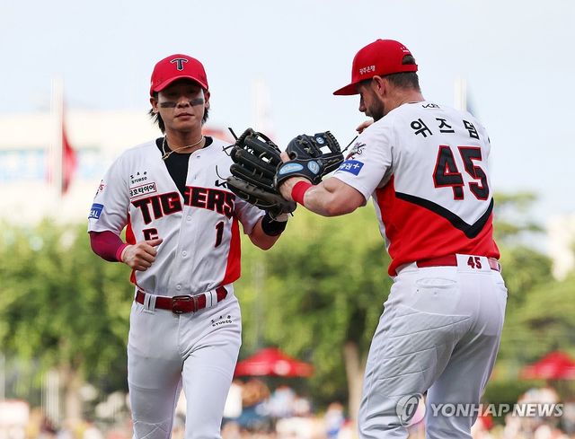 KIA 박찬호(왼쪽)와 위즈덤