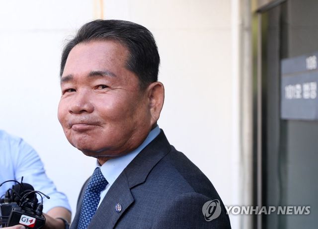 첫 재판 마친 신경호 강원교육감