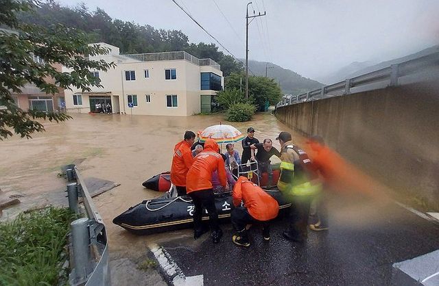 구조보트로 노인요양원 환자 구조