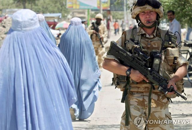 2006년 아프가니스탄 카불에서 순찰 중인 영국 장병